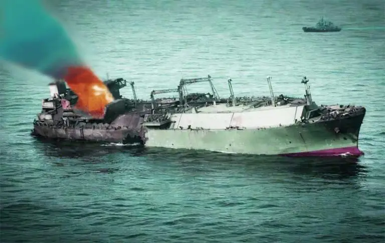 Горит взорванный российский танкер